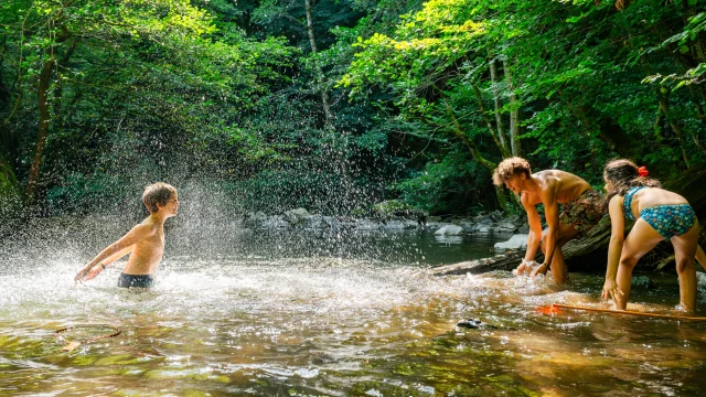 Jeux d’eau pour enfants – éclaboussures et rires sous le soleil