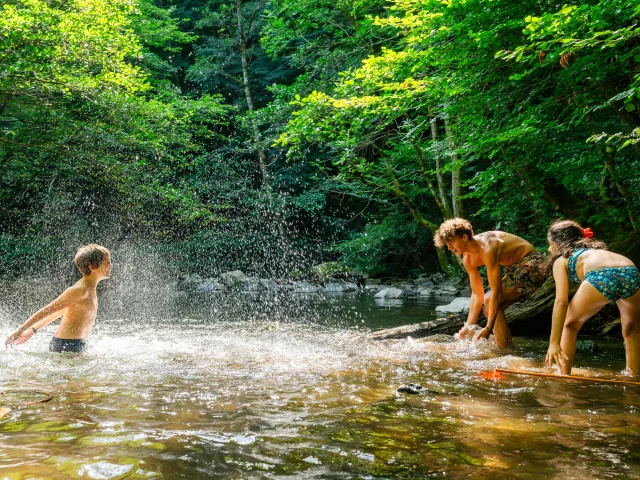 Jeux d’eau pour enfants – éclaboussures et rires sous le soleil