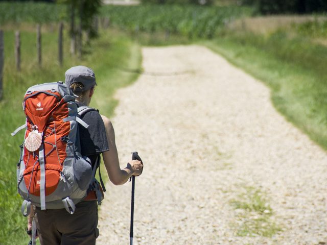 Pélerine sur le chemin menant à l'Église du Trédou à Sébrazac