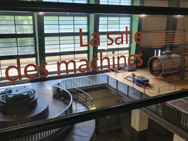 L'ancienne salle de commande de l'usine hydroélectrique du Barrage de Couesques renferme l''exposition intéractive de l'Espace EDF Truyère