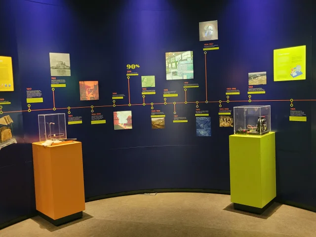 L'ancienne salle de commande de l'usine hydroélectrique du Barrage de Couesques renferme l''exposition intéractive de l'Espace EDF Truyère