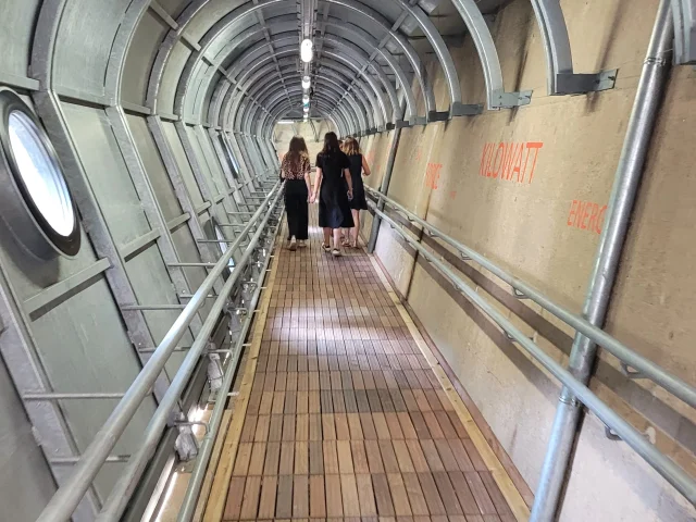 Accès à la salle de commandes de l'usine hydroélectrique du Barrage de Couesques