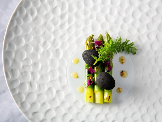 Dans nos restaurants gastronomiques comme la Maison Burgarella, nos chefs subliment les légumes frais et de saison du marché.