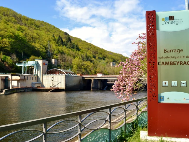 Le Barrage De Cambeyrac et son espace muséographique à la sortie d'Entraygues-sur-Truyère.