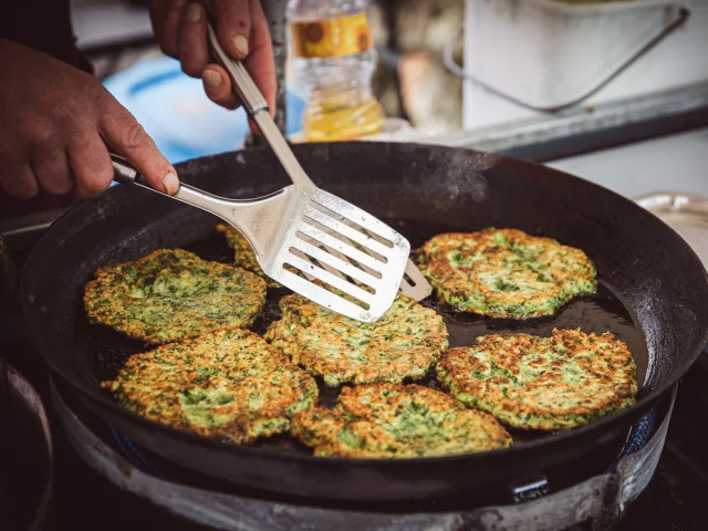 La cuisson des farçous sur le marché