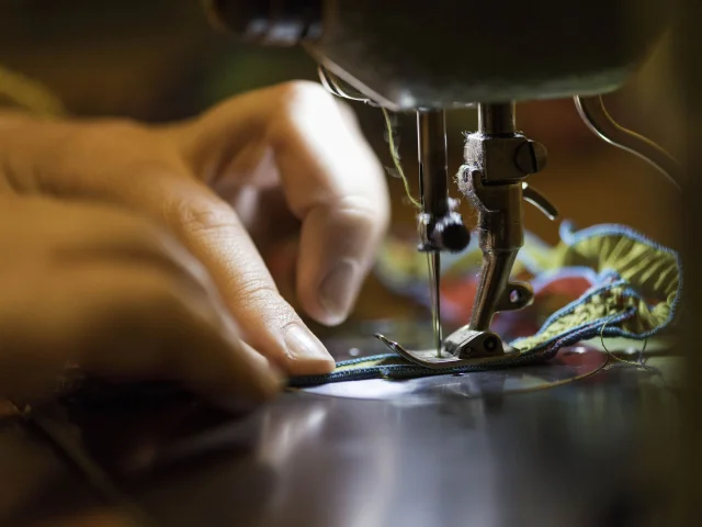 Assemblage de tissus plissé dans la création d'articles de mode