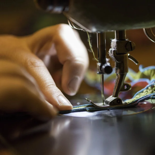 Assemblage de tissus plissé dans la création d'articles de mode