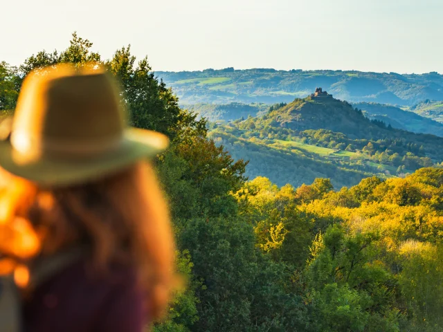 Panorama sur le Château de Calmont d'Olt depuis la Coulée de lave de Roquelaure